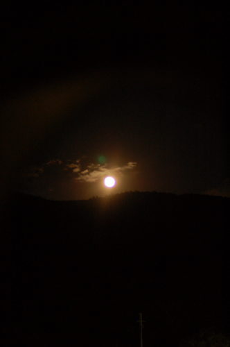 愛南町　須ノ川公園にて　十六夜の月が向こうの山から出た