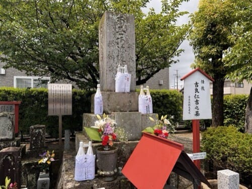 荒神山の血煙、吉良の仁吉の墓