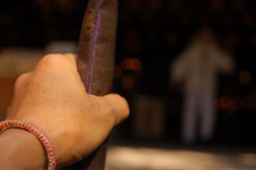 一番札所霊山寺にて、買ったばかりの金剛杖とボクの手