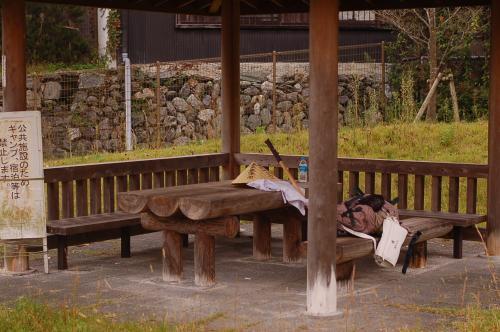 道の駅温泉の里神山の東屋　「野宿禁止」の看板が見える