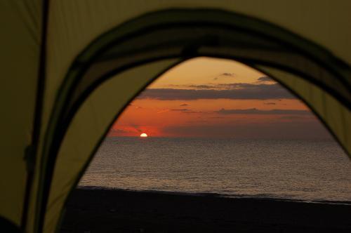 野根海岸の朝　テントから見える朝日　充電の問題なのだ
