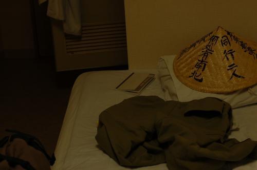 ホテルなはりの室内、見淸淨句是菩薩位を思うベッドの上