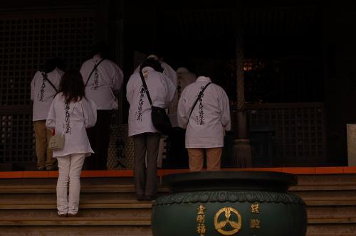 38番札所金剛福寺にて　早朝参拝する遍路の人たち