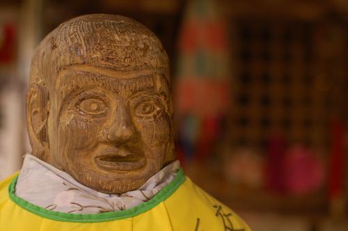 浄瑠璃寺の木彫り坐仏は、黄色い服を着て表情が豊かです