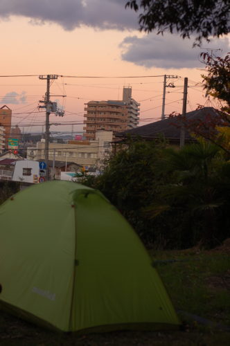 日尾公園にて幕営して寝ました　テントの向こうは松山市内