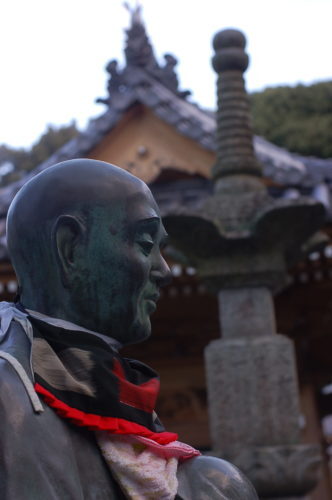 繁多寺の弘法大師像は彫が深く特に凛々しい
