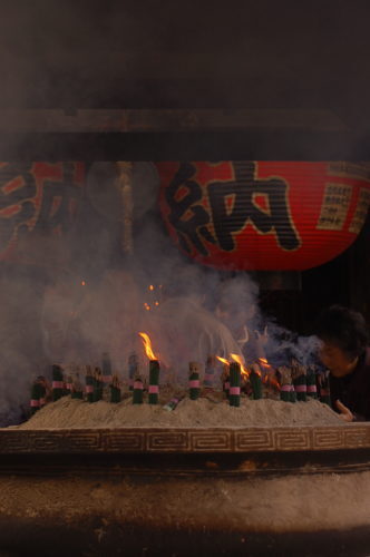 51番札所石手寺にて　もくもくと煙があがる香炉