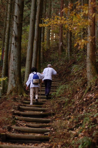 横峰寺、湯浪ルートにて　坂を登る同行3人の遍路さん