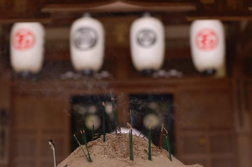 64番札所前神寺の香台とその向こうに見える石鎚の提燈