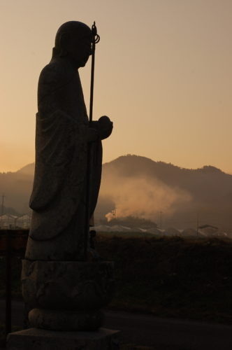 大興寺　朝靄の中に立つ修行大師像