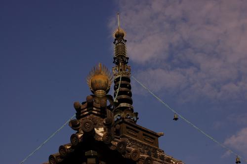 長尾寺本堂の屋根と青空