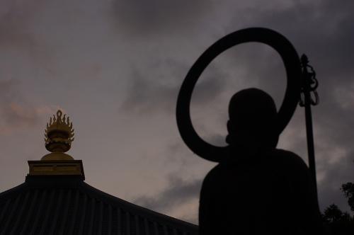 霊山寺の本堂と仏像のシルエットと夜明け