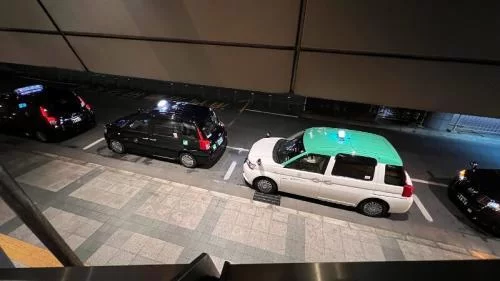 豊橋駅東口タクシー乗場でお客様を待つジャパンタクシー3台