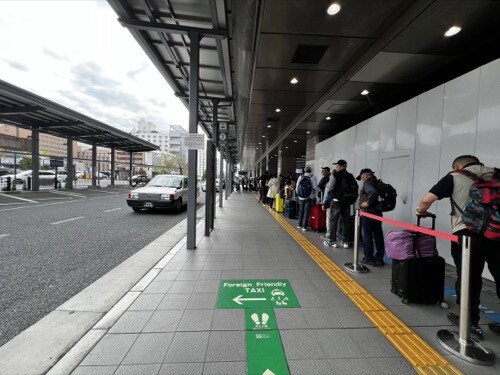 京都駅タクシー乗り場の行列　4月7日14時