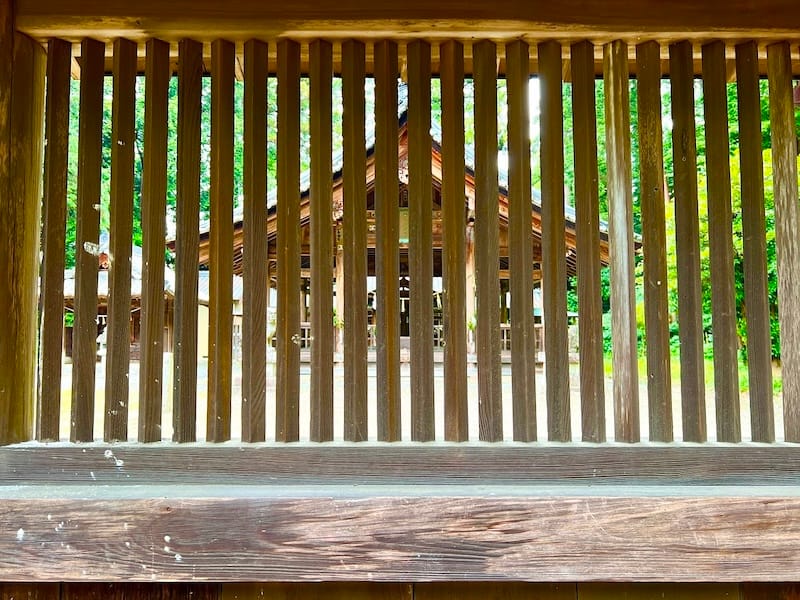 蕃塀から見える石巻神社社殿