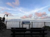 朝日が輝く丘から見える風景