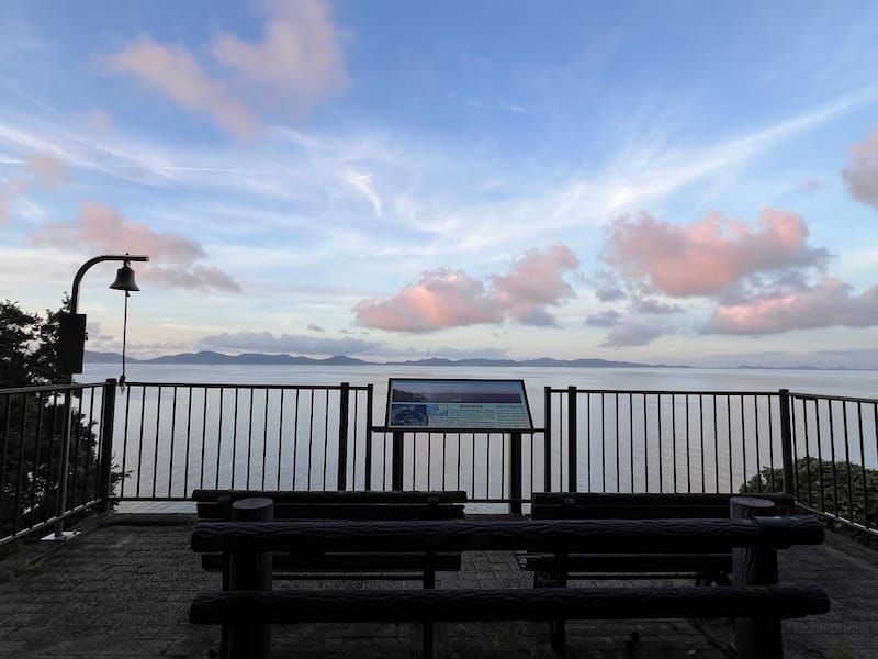 朝日が輝く丘から見える風景