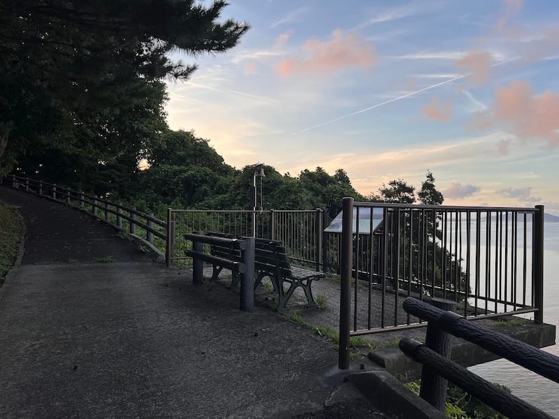 朝日が輝く丘展望デッキ