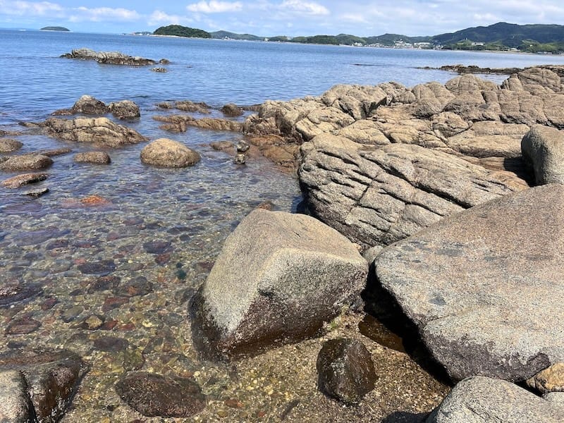 波打ち際の刻印石