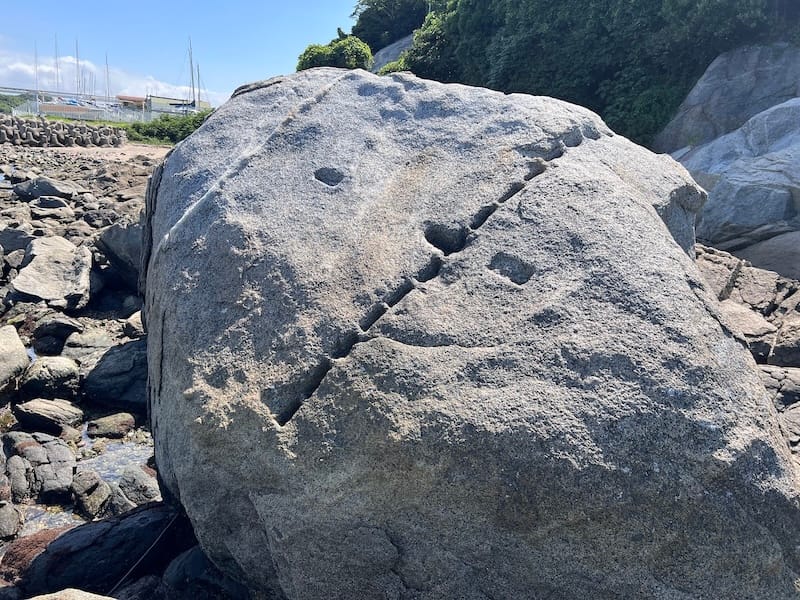 海岸にある矢穴のある岩(橋田鼻遊歩道)
