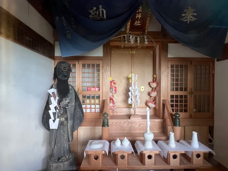 法辨社（ほうべん社）社殿内