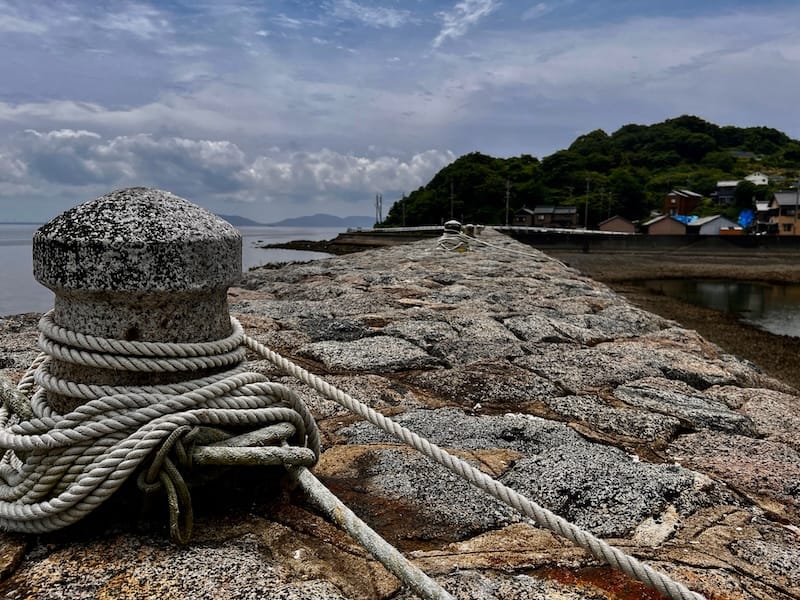 稲生港石積防波堤 繋留柱と石積堤防