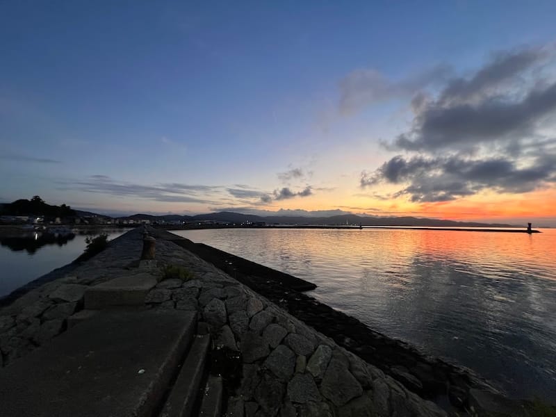 朝焼けの中の稲生港石積防波堤