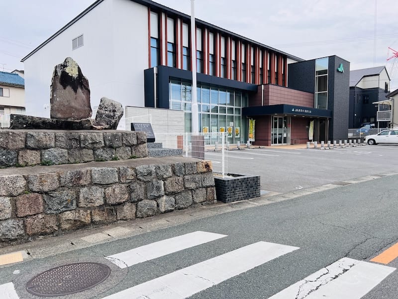 貞伯翁墓碣表と伊能忠敬宿泊地跡碑 右はJA蒲郡市西浦支店