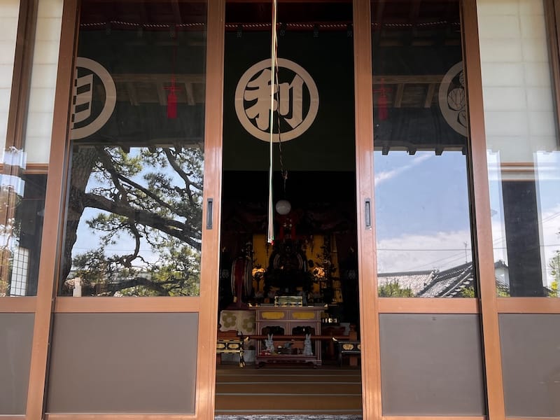 光忠寺　本堂の形原松平家家紋「丸に利」