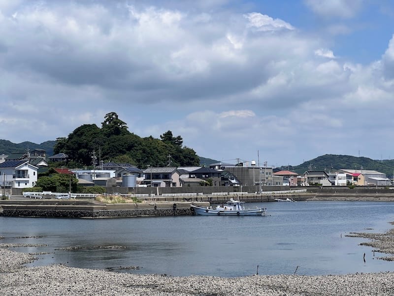 形原城址を稲生浜から望む