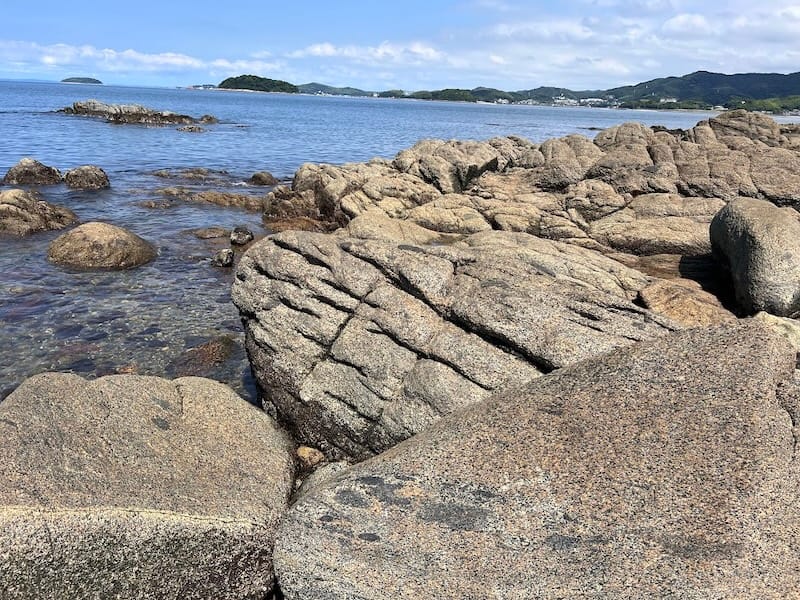 名古屋城石垣採石場跡の矢穴石と刻印石