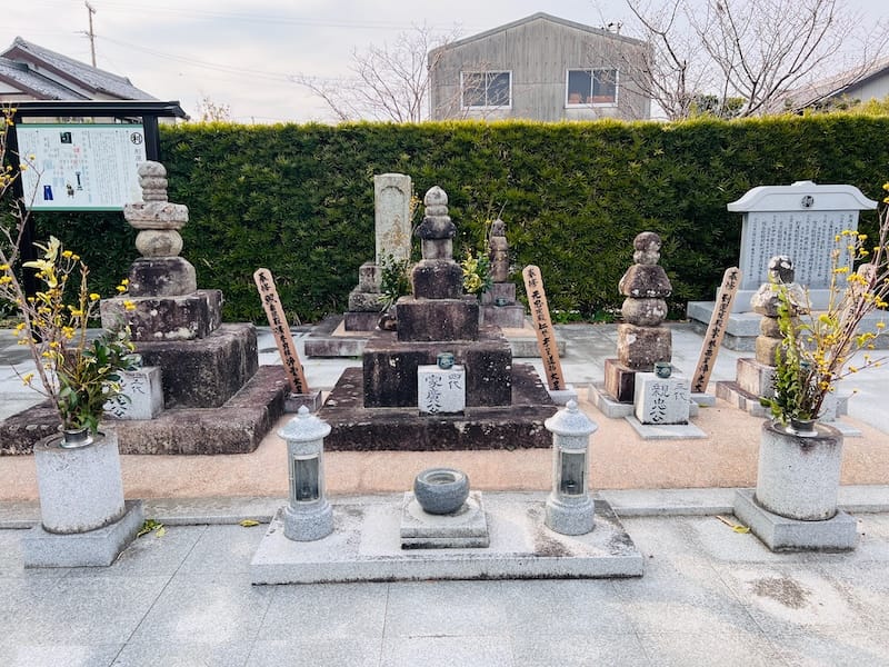 蒲郡の松平家（形原松平家初代与副から5代家忠の墓）