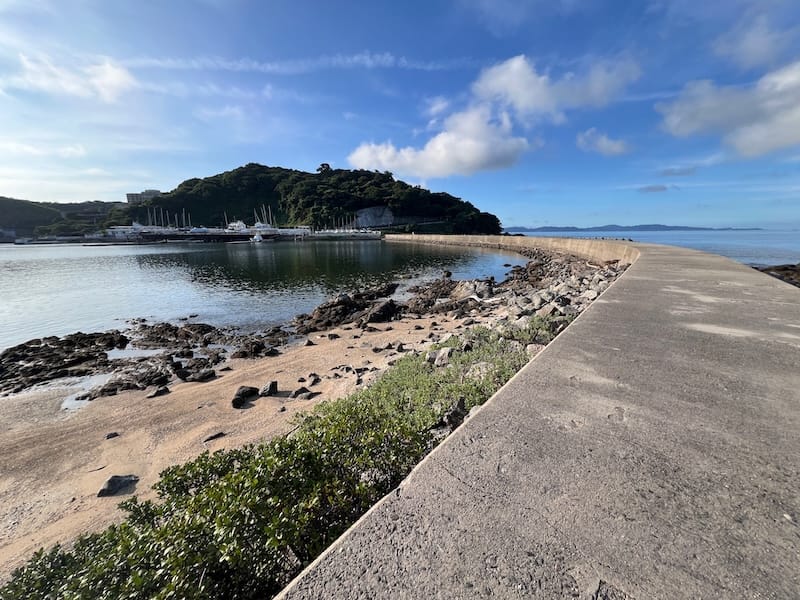 突堤と続く島