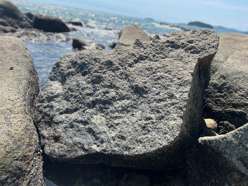 清正重臣の小野弥次兵衛の軍配模様の刻印石