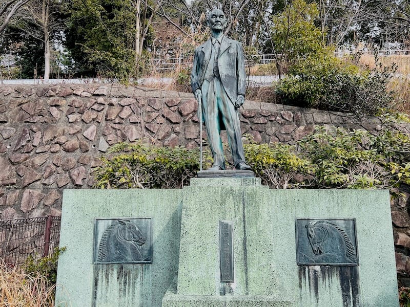 岡田紋三郎翁之像