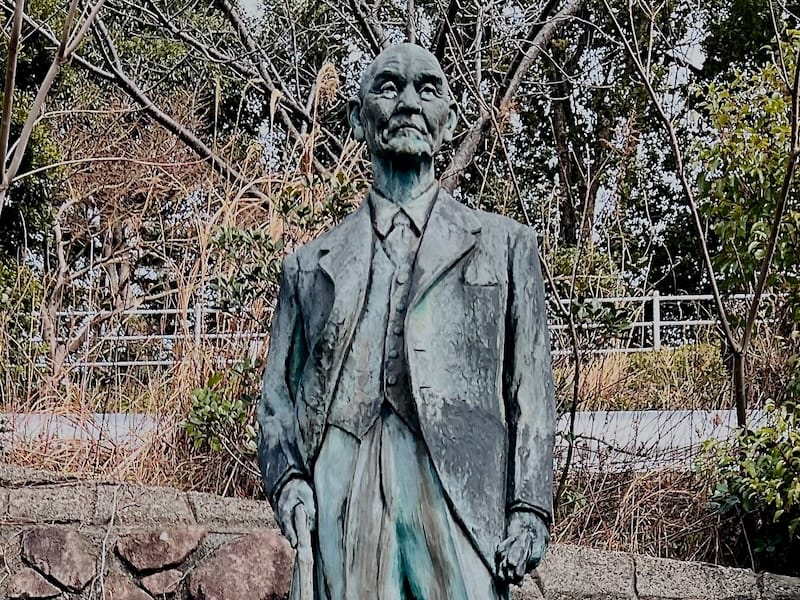 岡田紋三郎翁之像：西浦町の発展に尽くした生涯