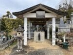岡の六地蔵　祠正面