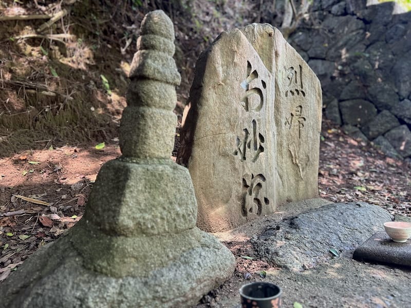 お妙塚と五輪塔