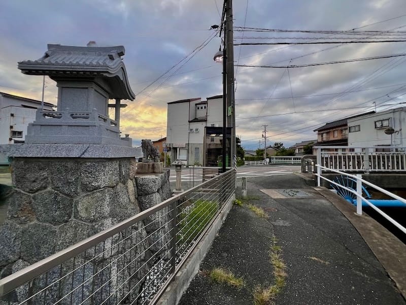 音羽橋の秋葉社　袋川沿いから