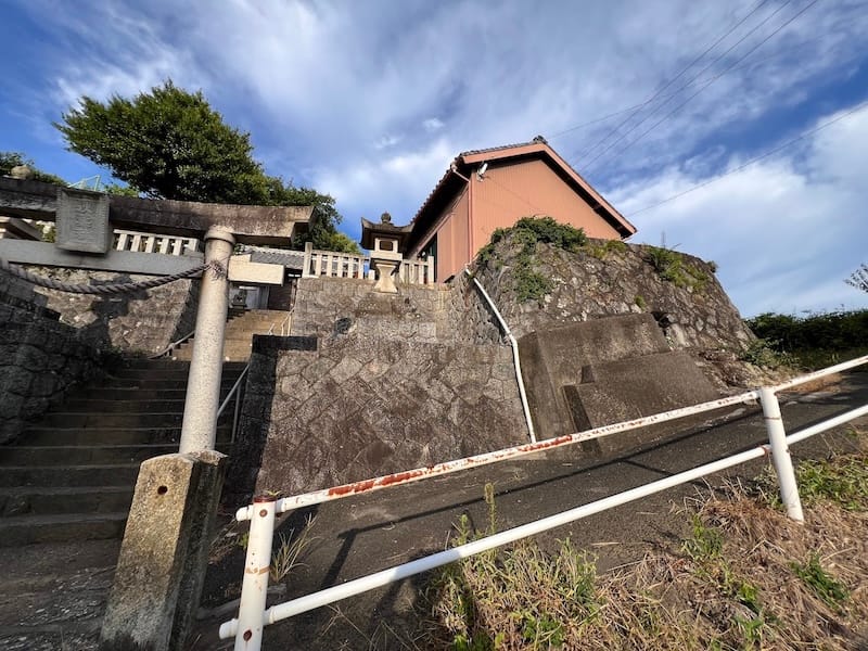 利生院へ続く道