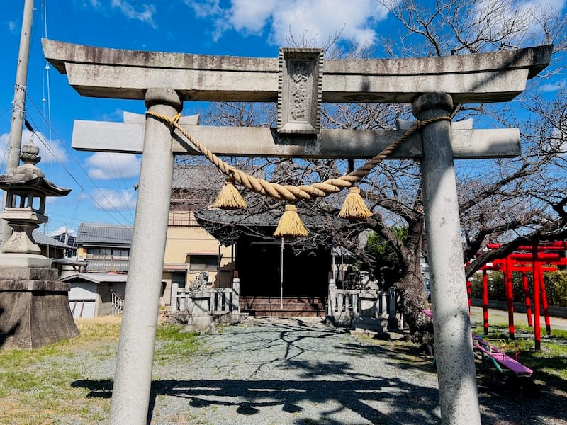 秋葉社（形原一区）　鳥居と参道