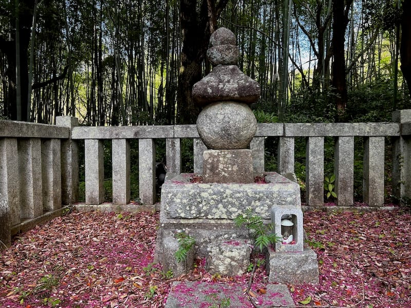 安達藤九郎盛長の五輪塔