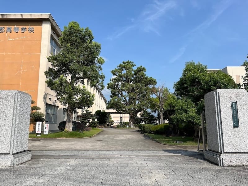 蒲郡高校のクス 正門前から