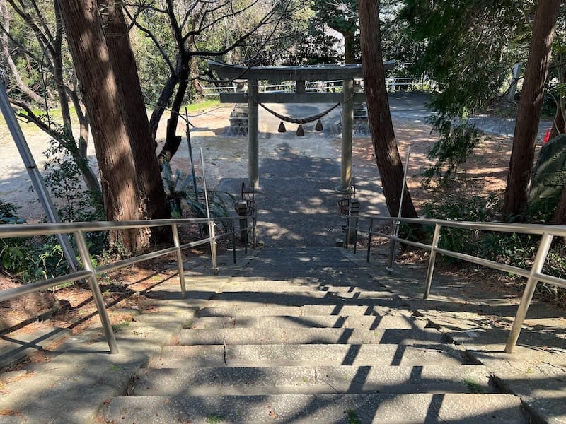 鞍掛山秋葉神社　境内から鳥居