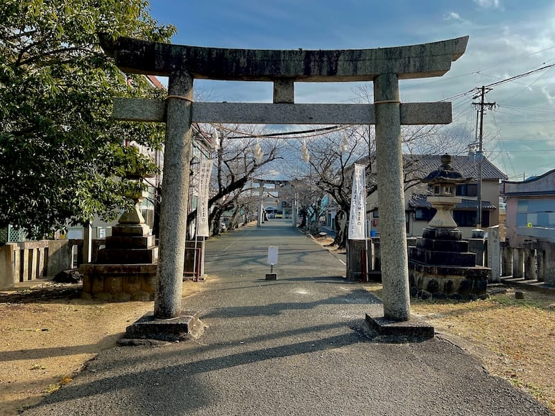 御嶽神社　鳥居から参道