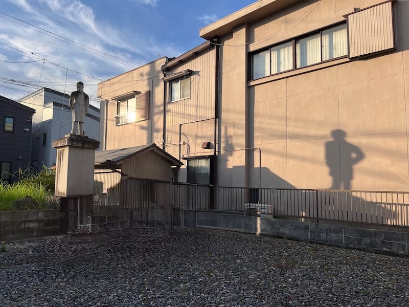 朝日に浮かぶ像と影