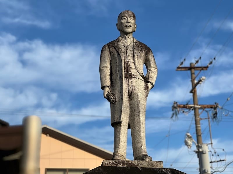 三浦万太郎之像正面