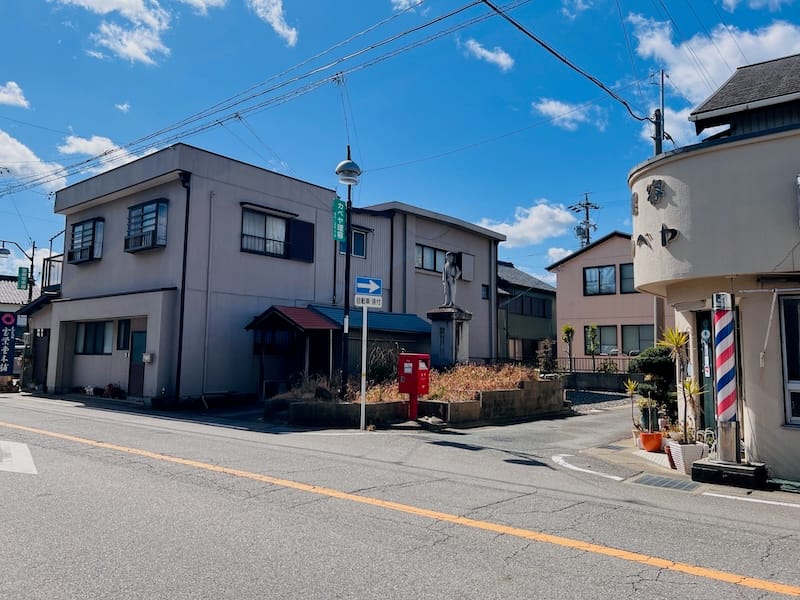 県道321号線から見える万太郎の像