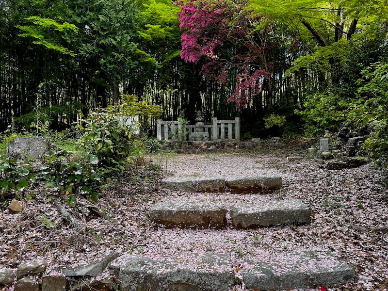 長泉寺 安達藤九郎盛長五輪塔入り口