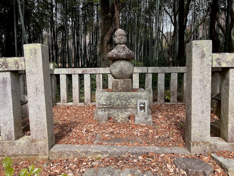 安達藤九郎盛長五輪塔 正面